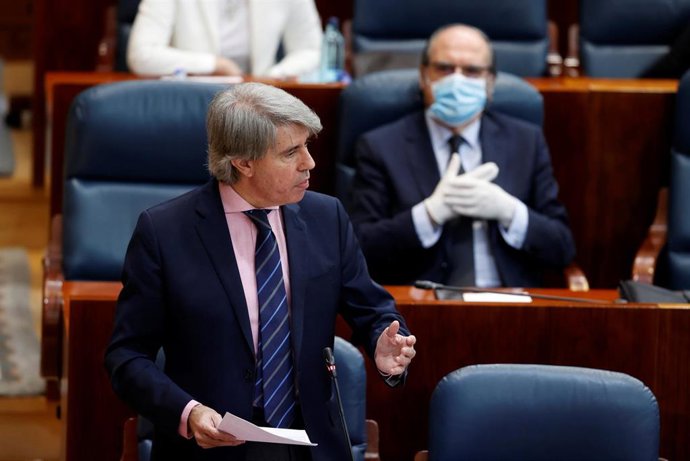 El consejero de Transportes, Ángel Garrido durante el pleno de la Asamblea de Madrid este jueves.