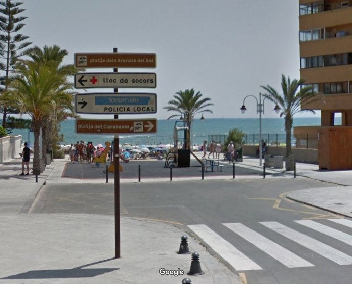 Acceso a la playa de Arenales del Sol.