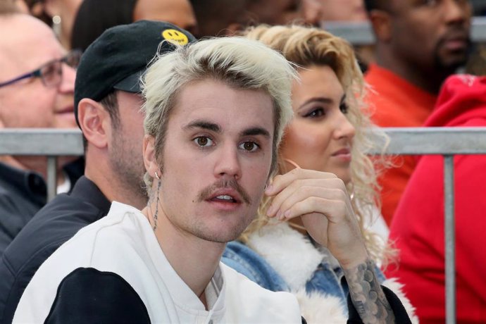 Justin Bieber (L) And Tori Kelly (R) Attend An Event Honoring Sir Lucian Grainge With A Star On The Hollywood Walk Of Fame