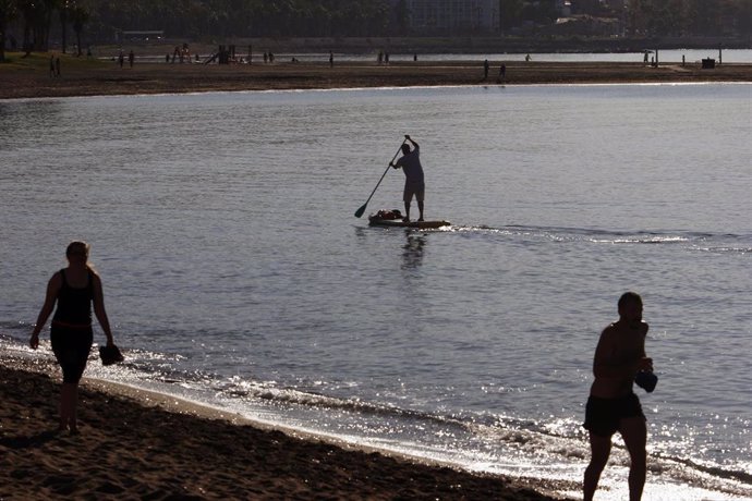 Una persona practica deporte en el mar. En Málaga, (Andalucía, España), a 02 de mayo de 2020.