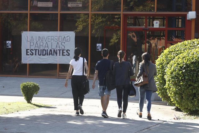 Estudiantes en uno de los campus de la Universidad Rey Juan Carlos de Madrid (URJC).