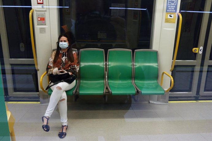 Un pasajero con mascarillas en el metro de Málaga durante la fase 0 de la desescalada 