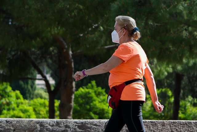 Personas realizan deporte en el parque del Río Turia durante su franja horaria permitida en la desescalada ante la crisis del Covid-19. En Valencia, Comunidad Valenciana, (España), a 7 de mayo de 2020.