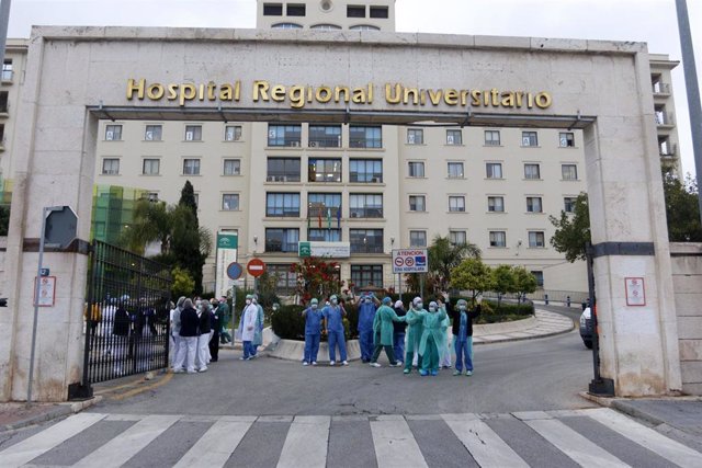Bomberos realizan junto a trabajadores de Correos el aplauso a los sanitarios, en la puerta principal del Hospital Regional de Málaga, por su trabajo que estan realizando dichos sanitarios, a causa de la pandemia sufrida por el COVID-19. Málaga a 8 de abr