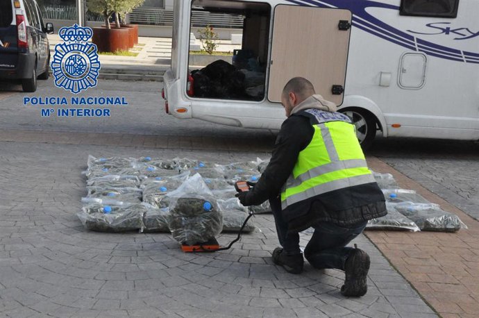 Un agente de Policía durante una operación