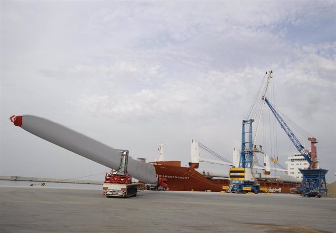 Embarque de aspas para aerogeneradores en el Puerto de Motril