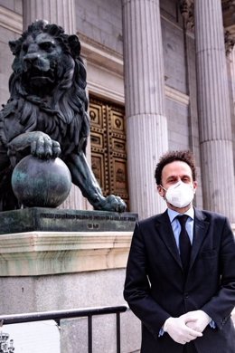 El portavoz adjunto de Ciudadanos en el Congreso, Edmundo Bal, posa con mascarilla en la Puerta de los Leones