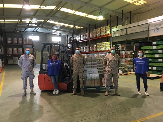 Entrega de media tonelada de alimentos al Banco de Alimentos de Cádiz por parte de la Armada