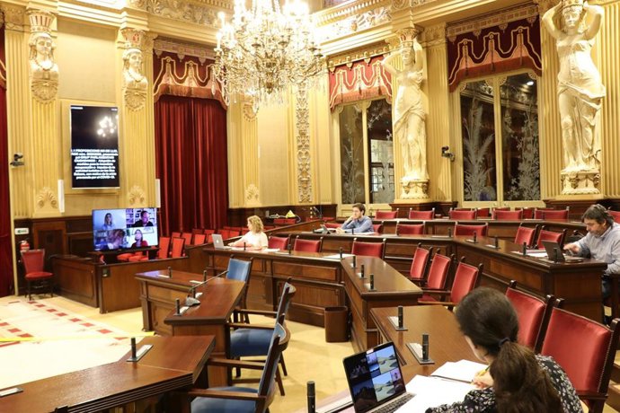 Comisión de Turismo y Trabajo en el Parlament balear.