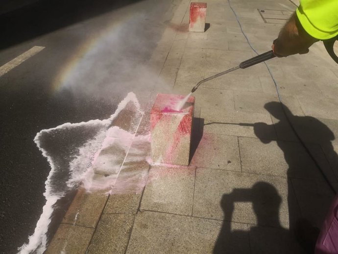 Limpieza de una pintada en una acera de Almería