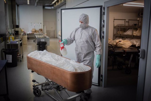Operario del Crematorio de Girona desinfecta  un cadáver con Covid-19 y su ataúd, antes de introducirlo en el horno crematorio, durante el día 53 del estado de alarma por la crisis del coronavirus