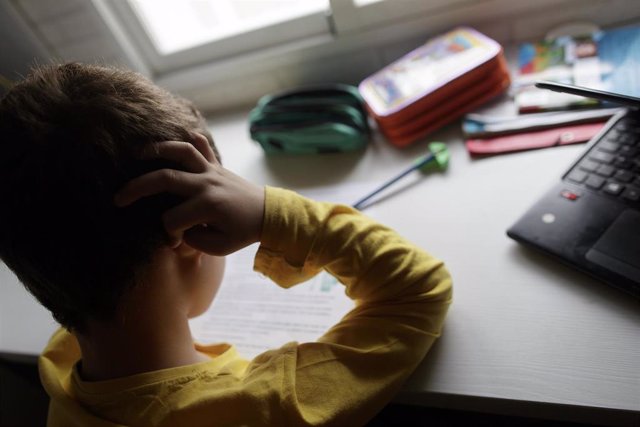 Un niño estudia y hace los deberes en casa, en Madrid (España) a 15 de abril de 2020.