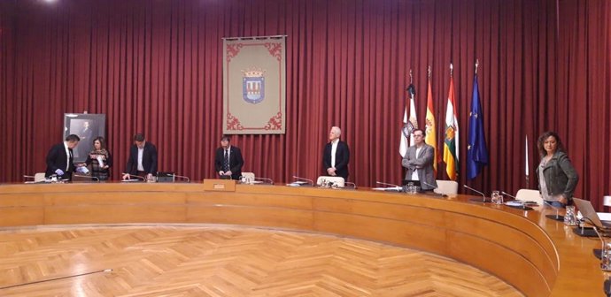 El Ayuntamiento de Logroño ha guardado un minuto de silencio al inicio de la sesión plenaria de mayo