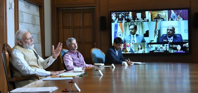 El primer ministro de India, Narendra Modi, en una vídeoconferencia con embajadores y jefes de legaciones diplomáticas
