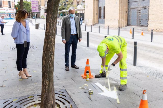 El alcalde de Zaragoza. Jorge Azcón, supervisa los trabajos de señaleética para mejorar el tránsito ciudadano durante el estado  de alarma