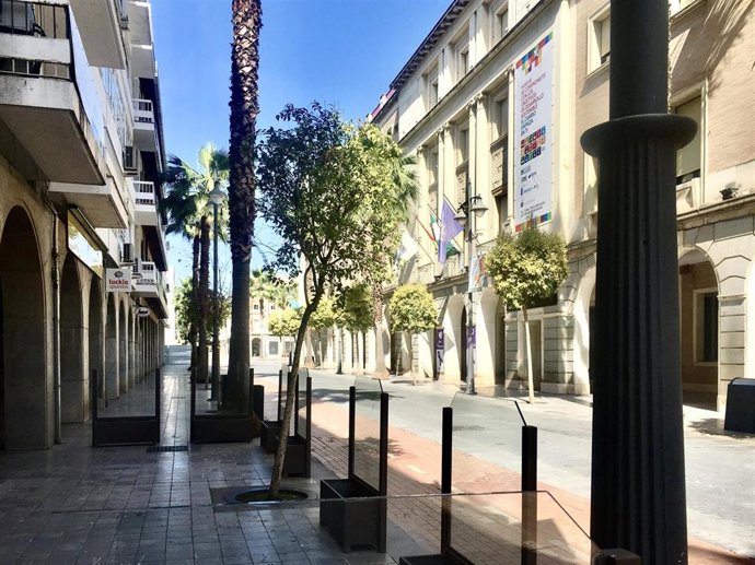 Imagen de la Gran Vía de Huelva con las terrazas vacías por el estado de alarma