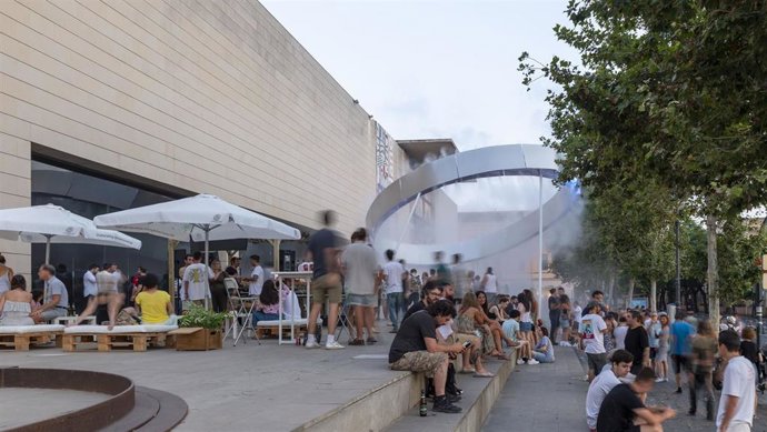La 'nube' refresca a los asistentes en la terraza exterior del IVAM