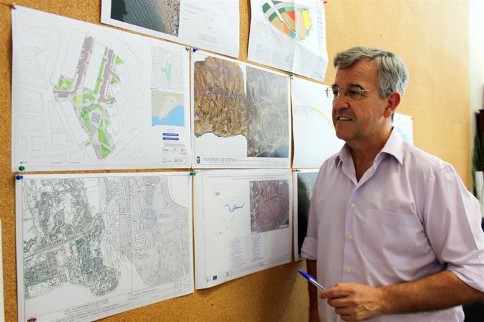El alcalde de Estepona, José María García Urbano, junto a planos de inversiones que se reactivarn desde el Ayuntamiento para hacer frente a la crisis derivada del COVID-19