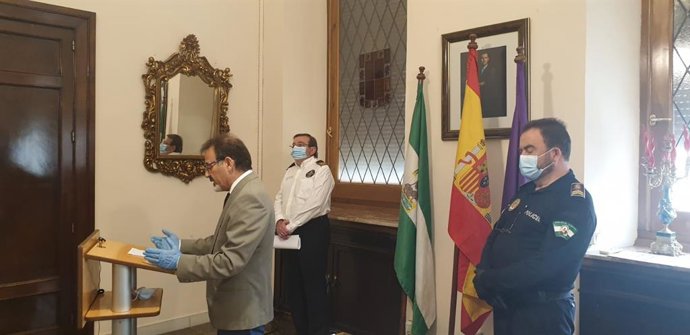 El concejal de Seguridad Ciudadana y Tráfico del Ayuntamiento de Jaén, Miguel Castro, el intendente mayor del Cuerpo policial de Jaén, Rafael Domingo y el Jefe se Servicio de Prevención y Protección Civil, Manuel Escudero  en una rueda de prensa.