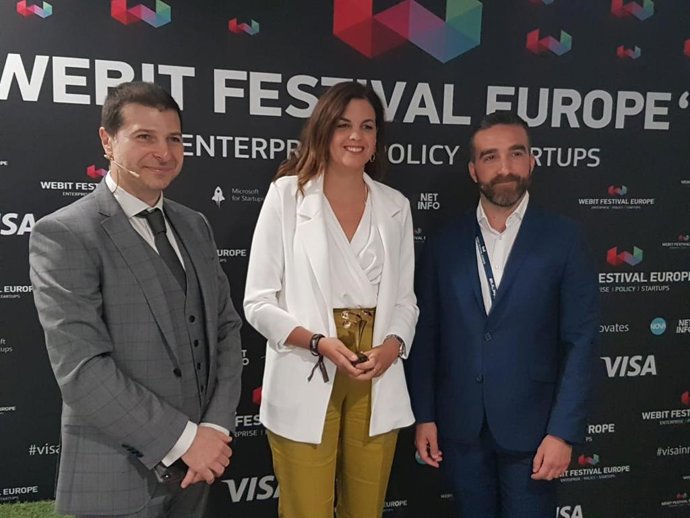 La vicealcaldesa de Valncia, Sandra Gómez; el secretario de Estado de Agenda Digital, Francisco Polo, y el fundador del Webit, Plamen Russev, tras recoger el testigo que acreditó a la ciudad como sede del evento en 2020.