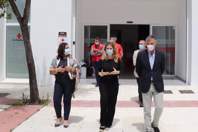 La delegada del Gobierno andaluz en Cádiz, Ana Mestre, en una visita a las instalaciones de Cruz Roja en Jerez de la Frontera