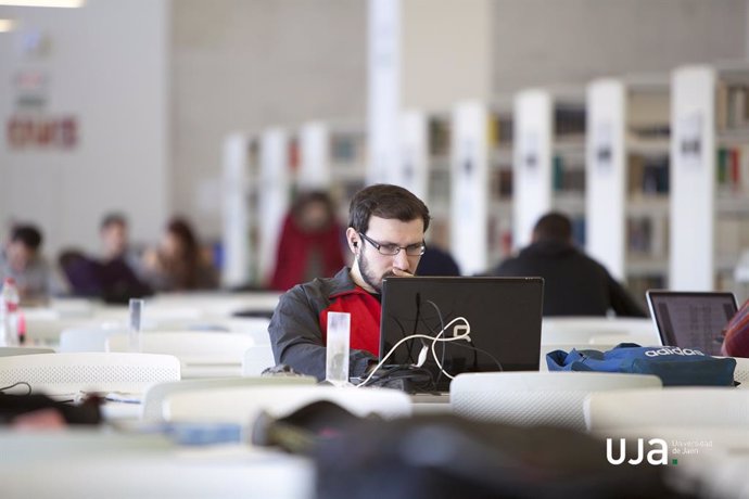 Estudiante en la biblioteca de la UJA en una imagen de archivo