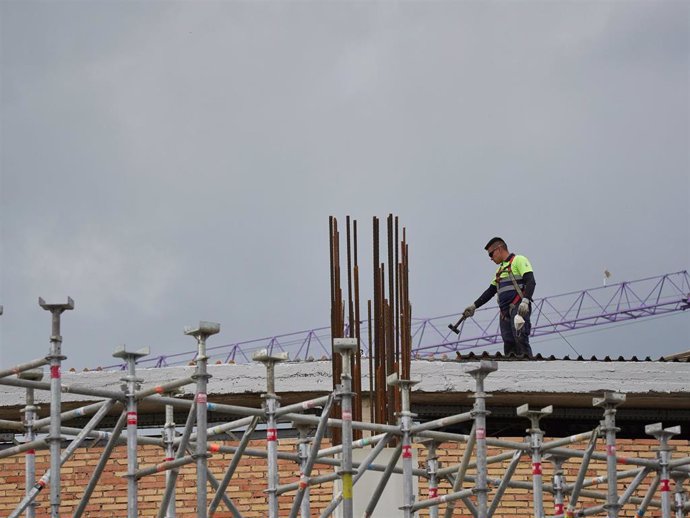 Un obrero trabaja en las reformas del Estadio El Sadar del CA Osasuna durante el Estado de Alarma ocasionado por la Pandemia Covid-19 en Pamplona, Navarra, España, a 27 de abril de 2020.