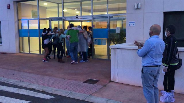 Los trabajadores se abrazan al abandonar la residencia tras 45 días de confinamiento