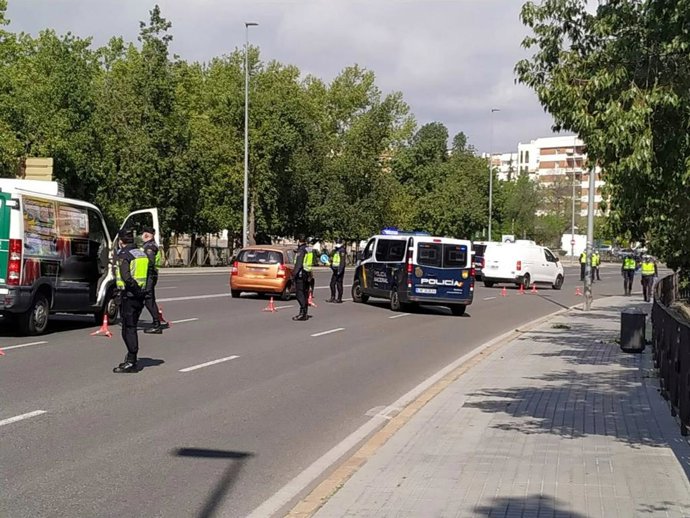 Controles con agentes policiales.