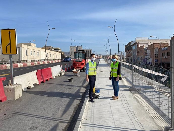 La delegada de Fomento en Almería visita las obras del carril-bici en la Avenida del Mediterráneo