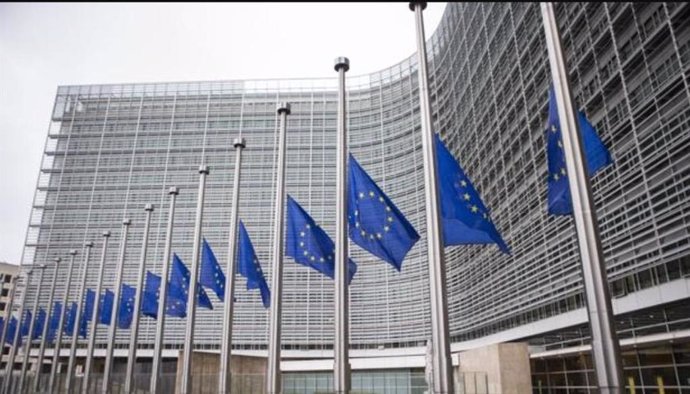 Banderas de la UE a media asta (Archivo)