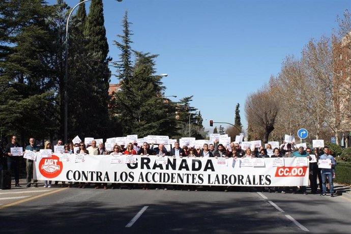 Concentración frente a los sindicatos por la muerte de un tractorista en Granada, en imagen de archivo