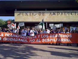 Imagen de una protesta sindical a las puertas de Torre Triana, sede de varias consejerías de la Junta. 