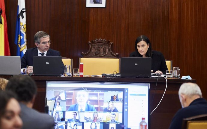 La alcaldesa de Santander, Gema Igual, y el portavoz del PP en el Ayuntamiento y concejal de Fomento, César Díaz