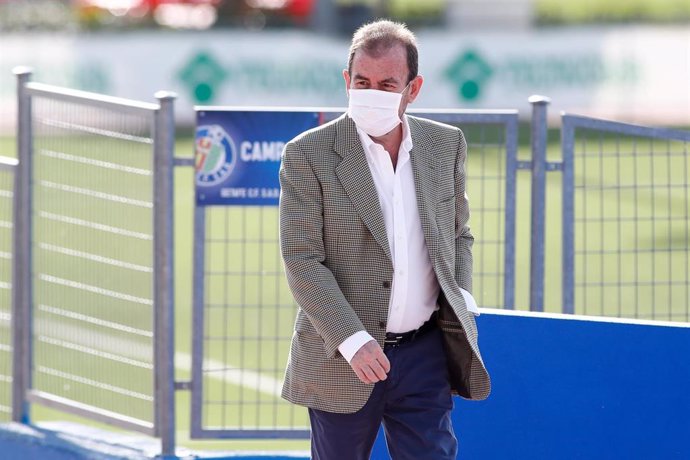 Ángel Torres, presidente del Getafe, acude a la ciudad deportiva azulona con la mascarilla de protección