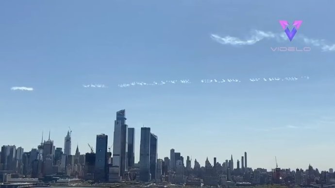 Aparece un mensaje de apoyo a los trabajadores de primera línea en el cielo de Nueva York