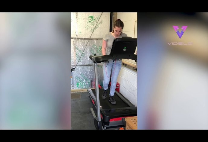 Una adolescente que se recupera de un derrame cerebral camina para recaudar fondos para los hospitales