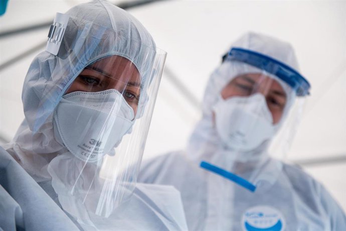 Médicos usan equipos de protección individual frente al coronavirus.