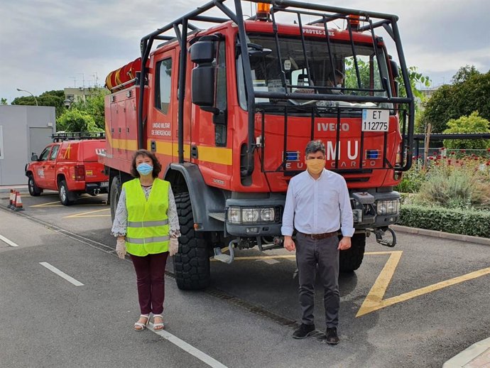 Valenzuela y Llamas ante uno de los camiones de la UME.