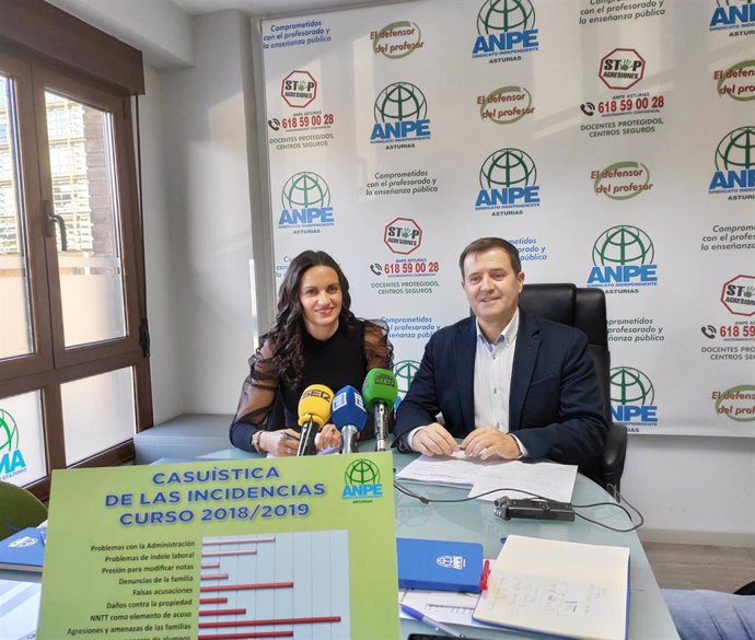 La coordinadora del servicio de defensor del profesor de ANPE, Montserrat Fernández y el presidente de ANPE Asturias, Gumersindo Rodríguez en rueda de prensa.