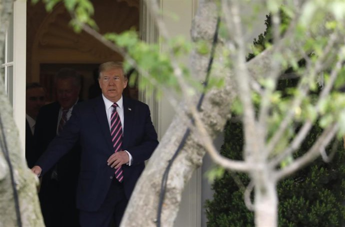 El presidente de Estados Unidos, Donald Trump, sale de la Casa Blanca. 