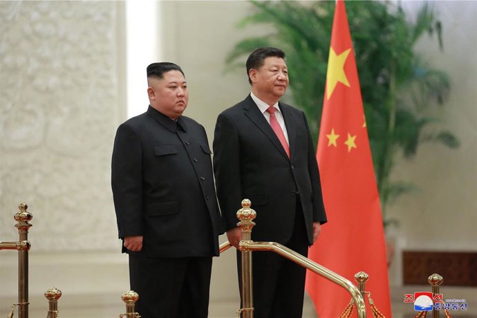 El líder de Corea del Norte, Kim Jong Un, junto al presidente de China, Xi Jinping. 