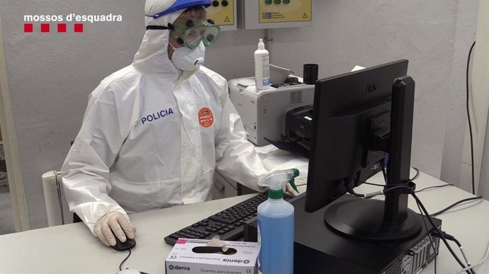 Mossos d'Esquadra con protección contra el coronavirus en dependencias policiales
