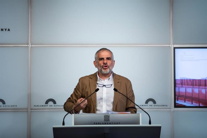 El presidente de Ciudadanos en el Parlament, Carlos Carrizosa  en rueda de prensa para valorar la mesa de diálogo de mañana entre el presidente del Gobierno, Pedro Sánchez y el presidente de la Generalitat, Quim Torra en el Parlament de Cataluña, en Bar