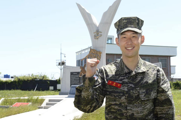 Son Heung-min posa desde la base militar donde ha realizado el servicio militar en Corea del Sur