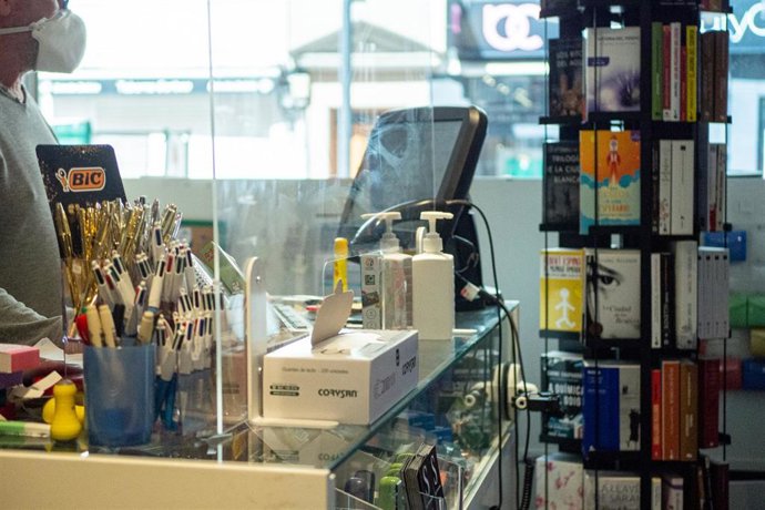 Establecimiento abierto con medidas de limpieza en las esquinas para limpiar las zonas y los productos durante el tercer día desde que se decretó el estado de alarma en el que se permite la apertura con limitaciones de pequeños comercios