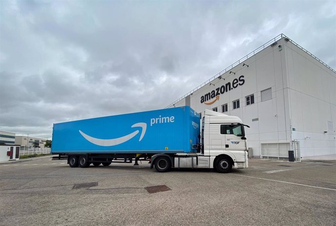 Un camión llega a las inmediaciones de Amazon Spain Fulfillment, la filial logística del gigante de comercio electrónico en España