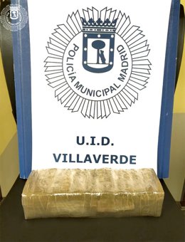 Detenido un conductor tras arrojar por la venta del vehículo un fardo de hachís