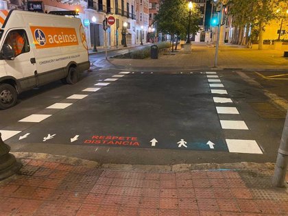 Alicante señaliza los pasos de peatones para cruzar con seguridad y evitar  contagios