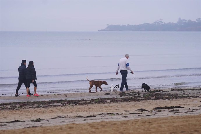 Personas paseando en una playa de Melbourne